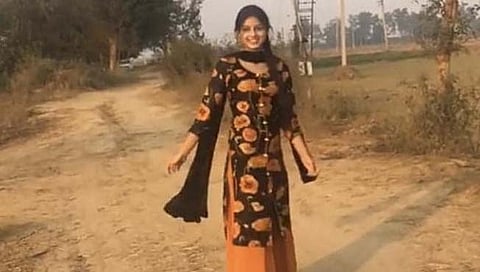 Harnaaz Sandhu : कच्चा रस्ता ते रेड कार्पेट… हरनाज संधूचा प्रवास