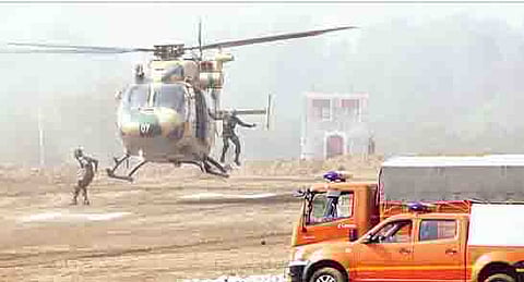 आपत्तीकाळातील मदतीचे प्रात्यक्षिक दाखवताना जवान. (छाया : यशवंत कांबळे)