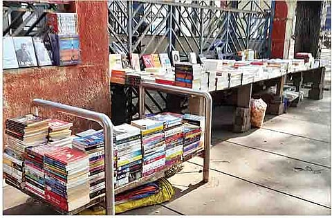 जंगली महाराज रस्ता येथे पायरेटेड पुस्तकांची विक्री करणारे स्टॉल.