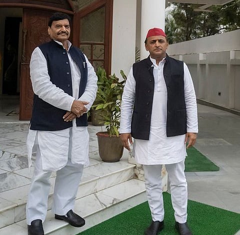 अखिलेश यादव-शिवपाल यादव आले एकत्र; भाजपला देणार टक्कर