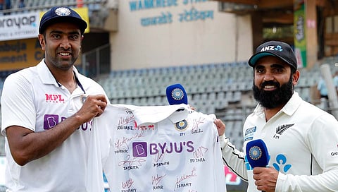 R Ashwin Help : एजाज पटेलच्या Twitter ब्‍ल्‍यू टिकसाठी अश्विनची धडपड