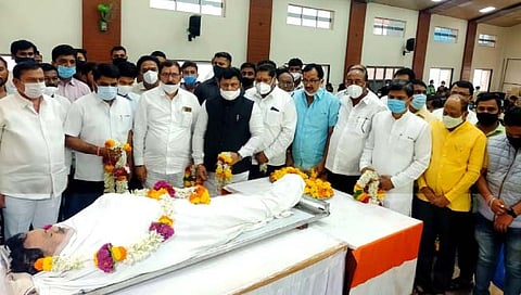 कोल्हापूर : काँग्रेस कमिटी येथे आ. चंद्रकांत जाधव यांना श्रद्धांजली वाहताना पालकमंत्री सतेज पाटील, खा. संजय मंडलिक, राज्य नियोजन मंडळाचे कार्यकारी अध्यक्ष राजेश क्षीरसागर, आ. पी. एन. पाटील, ए. वाय पाटील आदी. (छाया : पप्पू अत्तार)
