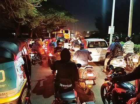 Due to the traffic jam on the road from Dapodi to Pingale Gurav, the drivers had to suffer unnecessarily.