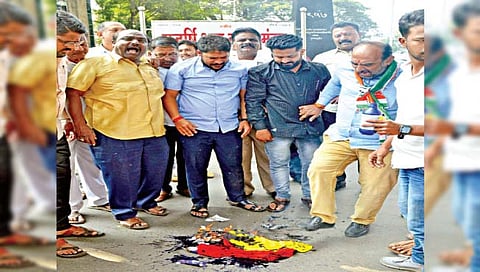 मिरजकर तिकटी येथे काँग्रेसच्या वतीने कन्‍नड रक्षक वेदिका संघटनेचा ध्वज पेटविण्यात आला.