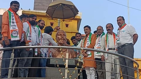 धुळे : राष्ट्रवादीने छत्रपती शिवाजी महाराज यांच्या पुतळ्याला घातला दुग्धाभिषेक