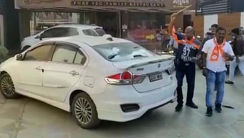 शिवपुतळा विटंबना : मिरजेत संतप्त शिवसैनिकांनी कर्नाटकातील वाहने फोडली