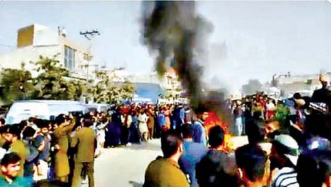 सियालकोट : मोहम्मद पैगंबरांची निंदा केल्याचा आरोप ठेवून पाकिस्तानातील ‘तालिबान्यां’च्या गर्दीने एका बौद्ध नागरिकाला शुक्रवारी भर रस्त्यावर हातपाय तोडून जिवंत जाळले. पोलिसही यावेळी हजर होते.
