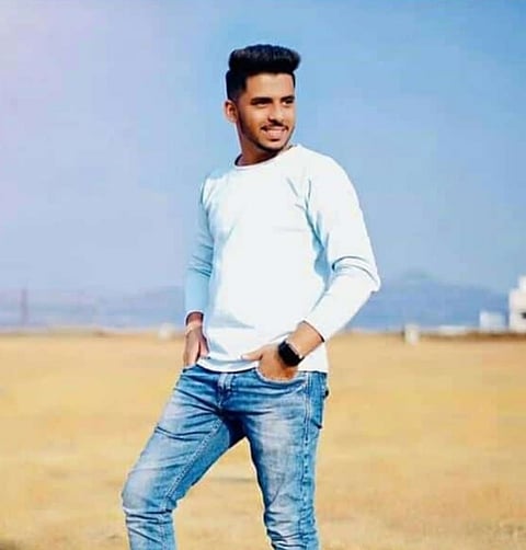 दुचाकीस्वाराला वाचवताना कार झाडावर आदळून तरुणाचा मृत्यू 