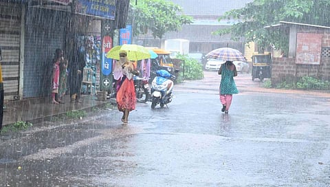 ratnagiri orange alert : रत्नागिरी जिल्ह्याला ऑरेंज अ‍ॅलर्ट, आंबा बागायतदारांच्या अडचणीत वाढ