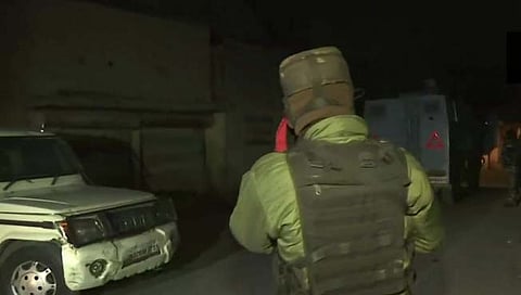 श्रीनगरमध्ये पोलीसांच्या बसवर दहशतवादी हल्ला; २ जवान शहीद