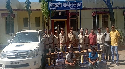 फॉर्च्युनरमधून मद्याची तस्करी, 19 लाखांचा साठा जप्त ; दोघांना बेड्या