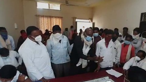 बीड : अंत्यविधीसाठी जागाच उपलब्ध नसल्याने संतप्त ग्रामस्थांनी मृतदेह तहसील कार्यालयात आणला