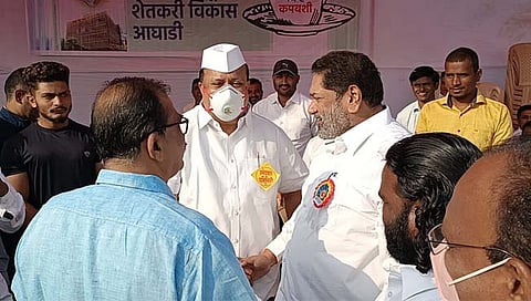 खासदार संजय मंडलिक यांनी मंत्री हसन मुश्रीफ यांची बुथवरचं घेतली भेट