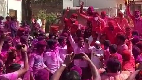 निकालानंतर जल्‍लाेष करताना राष्‍ट्रवादी काँग्रेसचे कार्यकर्ते