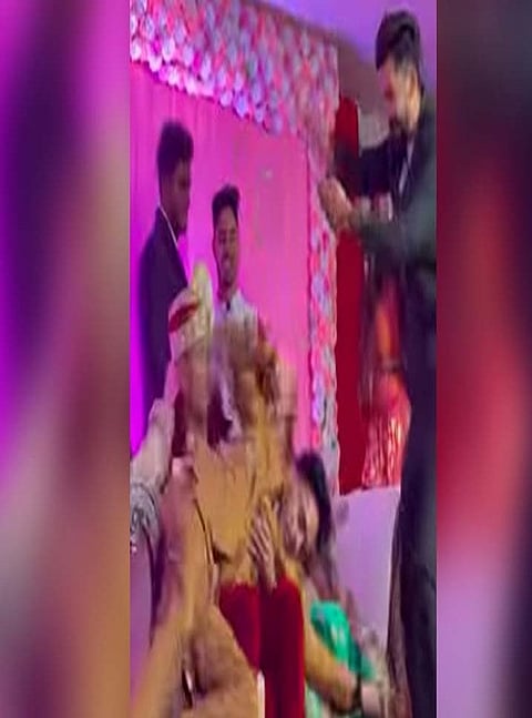 वधू-वर आणि मित्र