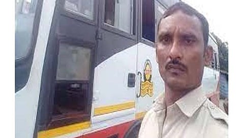 अकोला : कारखाली उडी घेवून एसटी कर्मचा-याची आत्महत्या