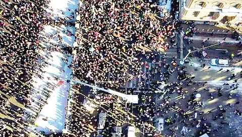 ओटावा : कॅनडाचे पंतप्रधान जस्टिन ट्रुडो यांच्या निवासस्थानाला ट्रकचालकांनी घातलेला घेराव.