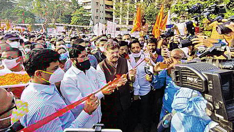 एकनाथ शिंदे विरूद्ध जितेंद्र आव्हाड; कार्यकर्तेही भिडले!