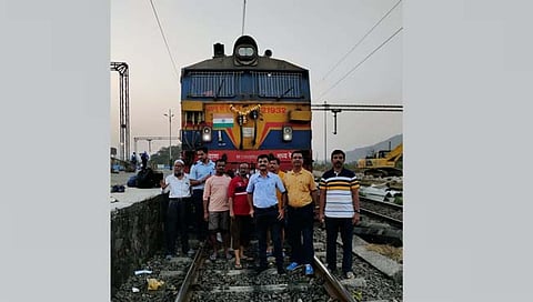 दिवा -रत्नागिरी पहिली विजेवरील पॅसेंजर धावली ; कोकण रेल्वे मार्गावर प्रदूषणमुक्त प्रवासाचे पर्व सुरु