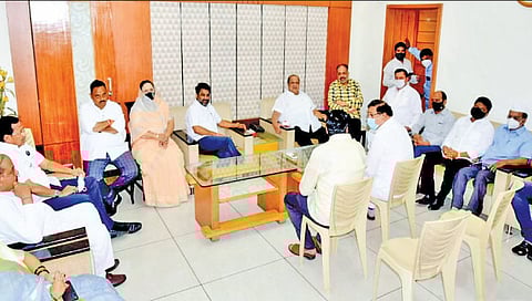 कोल्हापूर : जिल्हा बँकेच्या अध्यक्ष, उपाध्यक्ष निवडीसाठी सत्तारूढ आघाडीची बैठक झाली. यावेळी  डावीकडून के. पी. पाटील, भैया माने, राजेंद्र पाटील-यड्रावकर, निवेदिता माने, सतेज पाटील, हसन मुश्रीफ, विनय कोरे, पी. एन. पाटील, अमल महाडिक, राजूबाबा आवळे, राजेश पाटील, ए. वाय. पाटील.