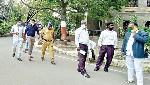 सोलापूर ः ड्रेनेज कामगार मृत्यूप्रकरणी ठेकेदार दास ऑफशोअर कंपनीचे संचालक तथा आमदार पुत्र सुजित खाडे यांना अटक करून सोलापूर न्यायालयात नेताना पोलिस कर्मचारी.