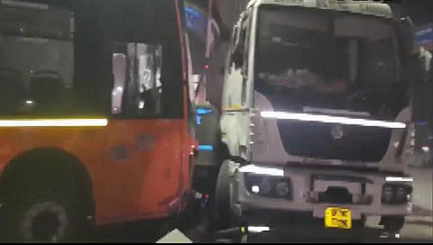 कानपूरमध्ये मध्यरात्री भरधाव बसने ६ जणांना, तर तेलंगणात फुटपाथवरील ४ महिलांना चिरडले