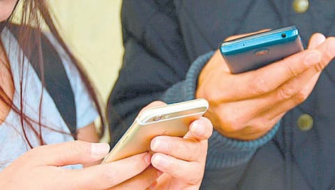 मोबाईल, सोशल मीडियामुळे घटस्फोट वाढले