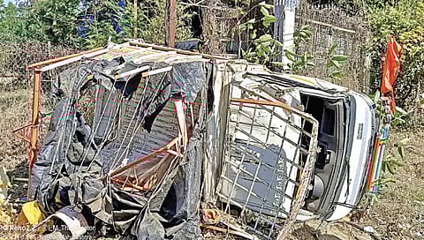 त्र्यंबकला आलेल्या भाविकांचे वाहन उलटले, 11 गंभीर ; 27 किरकोळ जखमी