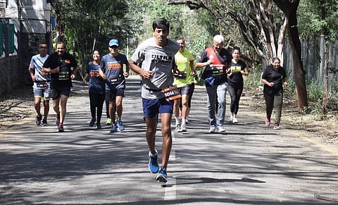 फिट इंडिया मूव्हमेंटच्या माध्यमातून मॅरेथॉन धावण्याचा जागतिक विक्रम करणारे आशिष कासोदेकर शेवटच्या टप्प्यात धावताना.