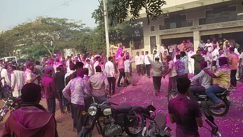 KDCC Bank Election : यड्रावकरांच्या गाडीचा नंबर ९८ आणि मतेही ९८; जयसिंगपुरात जल्लोष