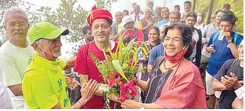 80 वर्षांचे विकास करवंदे आणि आशा करवंदे यांचा सन्मान करताना उपस्थित मान्यवर.