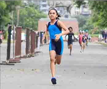 बॉक्सिंग स्पर्धेत सुवर्णपदक मिळवणारी चिमुकली श्रावणी जयदीप निलवर्ण.