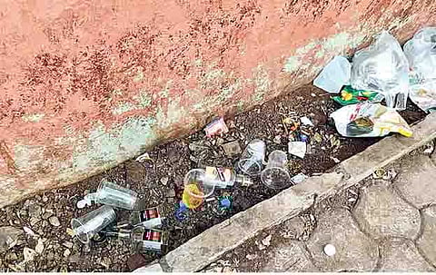 दारूच्या बाटल्यांचा साचलेला खच.