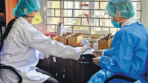 Third Wave : कोरोनाच्या तिसऱ्या लाटेत हजारपेक्षा जास्त डॉक्टरांना कोरोनाची लागण