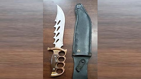 पाेलिसांनी रेकॉर्डवरील गुन्हेगाराकडून जप्‍त केलेली शस्त्रे