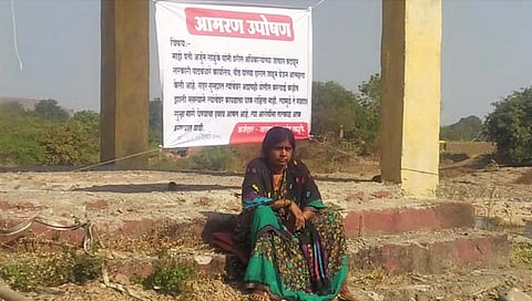 बीड : आत्मदहन केलेल्या शेतकऱ्याच्या विधवा पत्नीचे न्यायासाठी ‘स्मशानभूमीत’ आमरण उपोषण