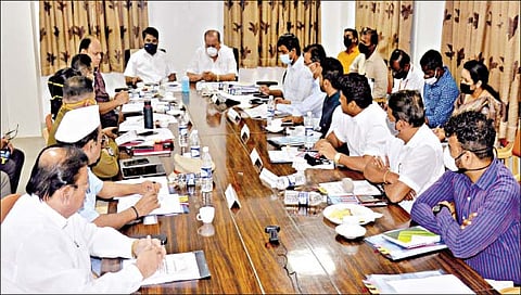 कोल्हापूर : जिल्हा नियोजन समितीच्या बैठकीत बोलताना पालकमंत्री सतेज पाटील. यावेळी उपस्थित ग्रामविकासमंत्री हसन मुश्रीफ, जि. प. अध्यक्ष राहुल पाटील, खा. धैर्यशील माने, आ. पी. एन. पाटील, आ. राजेश पाटील, आ. राजू आवळे आदी.