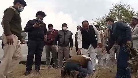 मन हेलावून टाकणारा व्हिडिओ! पीक उद्ध्वस्त; शेतकऱ्याचा माजी आमदाराच्या पायावर डोके आपटून आक्रोश