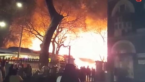 Video : दैव बलवत्तर! भायखळ्यात लाकडाच्या वखारीला आग, १५० विद्यार्थिनी वाचल्या!