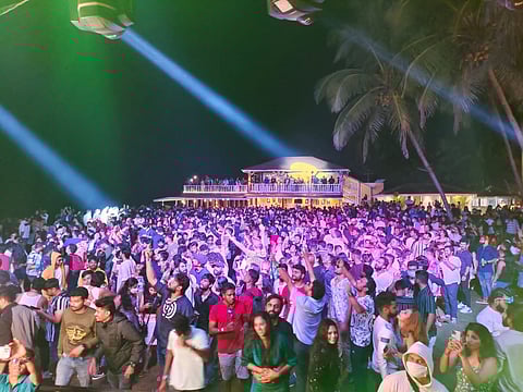 किनार्‍यावरच २०२१ मध्ये झोपले, २०२२ मध्ये उठले!