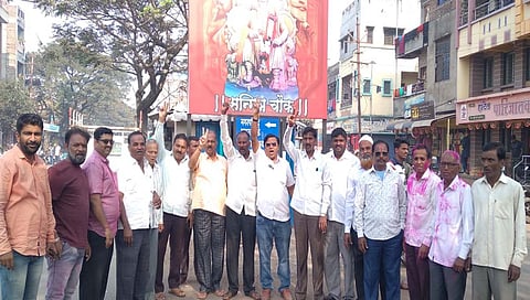 कुरुंदवाडात जल्लोष साजरा करताना समर्थक.