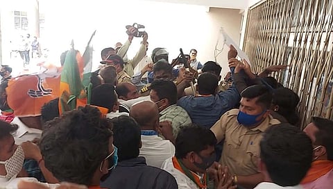 Kolhapur BJP : कोल्हापुरात भाजप कार्यकर्ते आणि पोलिसांमध्ये झटापट