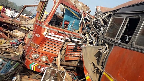 Latur-Ambajogai Road : लातूर-आंबाजोगाई मार्गावर बस आणि ट्रकची  समोरासमोर धडक :  ६ प्रवासी ठार