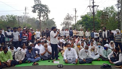 गडचिरोली : महावितरणपुढे ठिय्या आंदोलन करताना आमदार गजबे पोलिसांच्या ताब्यात