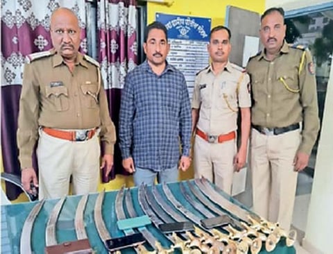 अजमेरहून तलवारींचा साठा आणणाऱ्या चौघांना अटक, एक पसार