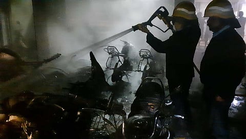 Pune motorcycle Fire : १५ वाहने आगीत जळून खाक, शिवणे परिसरातील घटना