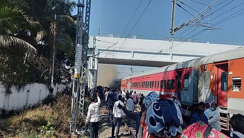 नंदुरबार : गांधीधाम एक्स्प्रेसला आग; जीवितहानी नाही