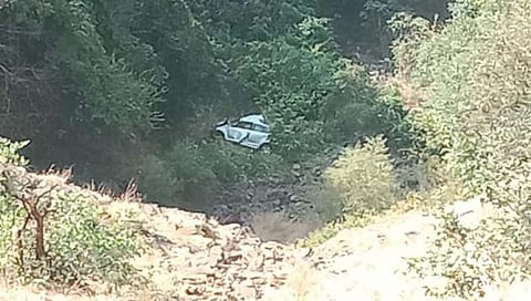 आंबा घाटात कार दरीत कोसळली; चालक ठार