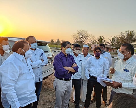 रस्‍त्‍याची पाहाणी करताना अधिकारी 