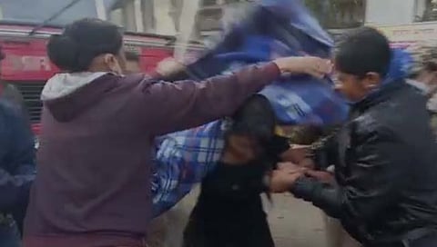 सातारा : जिल्‍हाधिकारी कार्यालयासमोर महिलेचा आत्‍मदहनाचा प्रयत्‍न